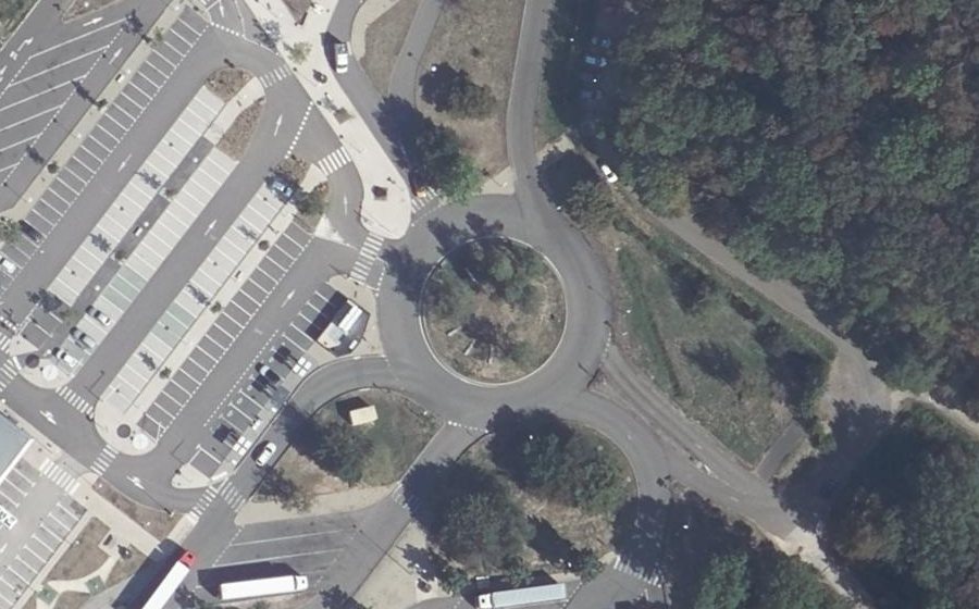 Vue aérienne du Rond-point anonyme n°128619843