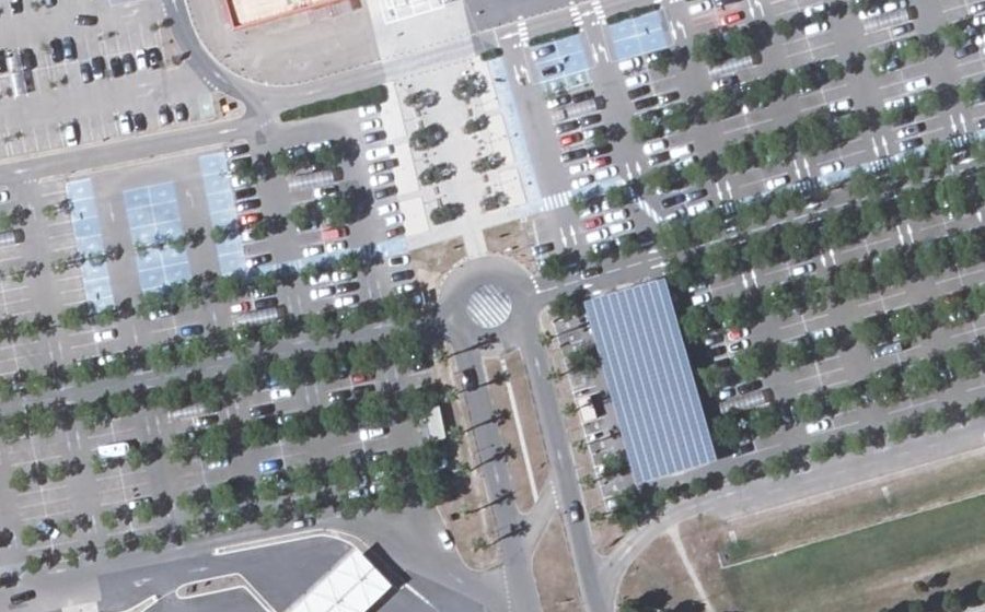 Vue aérienne du Rond-point anonyme n°128698525
