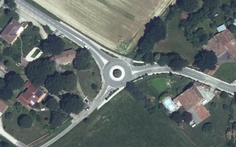 Vue aérienne du Rond-point anonyme n°128729754