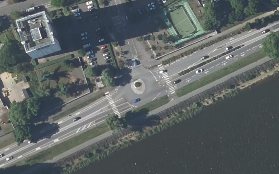 Vue aérienne du Rond-point anonyme n°128734036