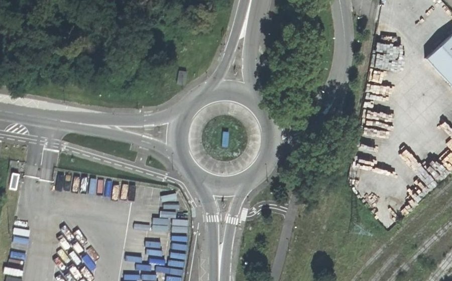 Vue aérienne du Rond-point anonyme n°128741009