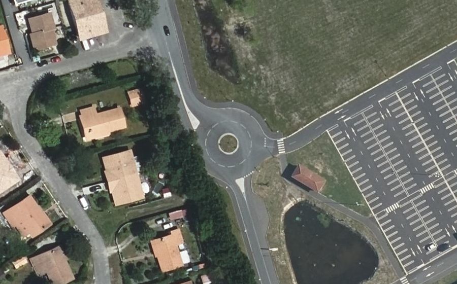 Vue aérienne du Rond-point anonyme n°128762635