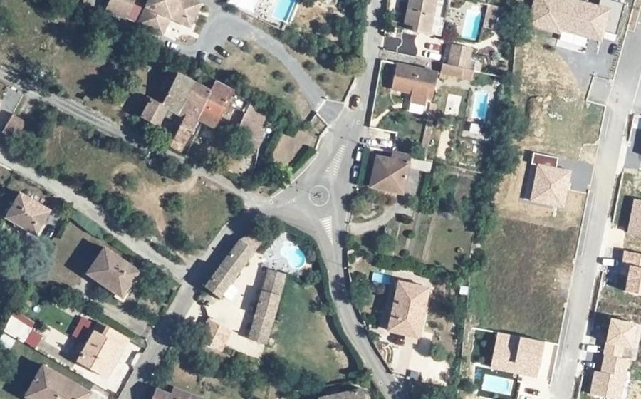 Vue aérienne du Rond-point anonyme n°128801581