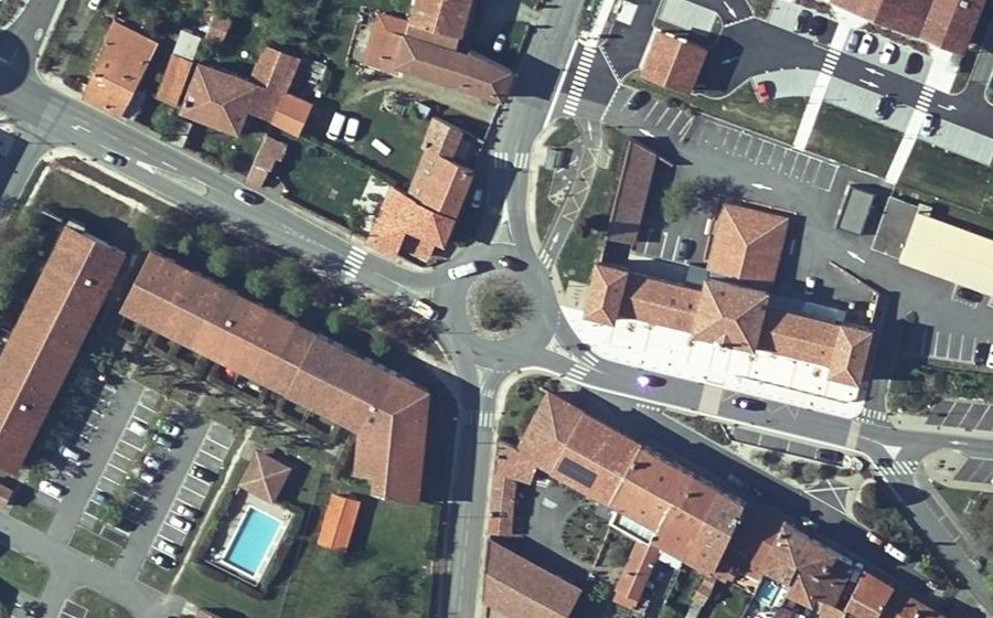 Vue aérienne du Rond-point anonyme n°128803257