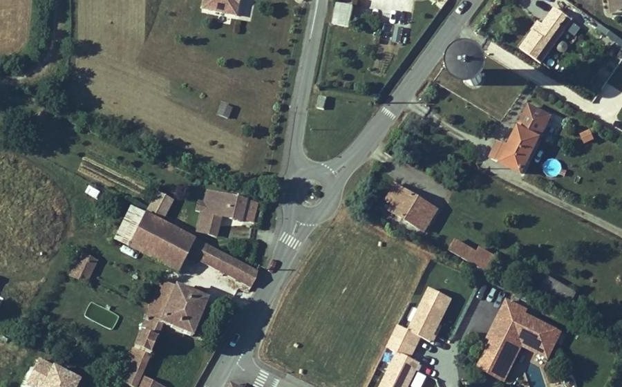 Vue aérienne du Rond-point anonyme n°128809554