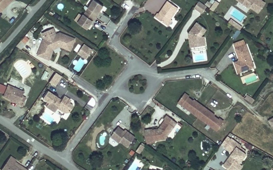 Vue aérienne du Rond-point anonyme n°128816459