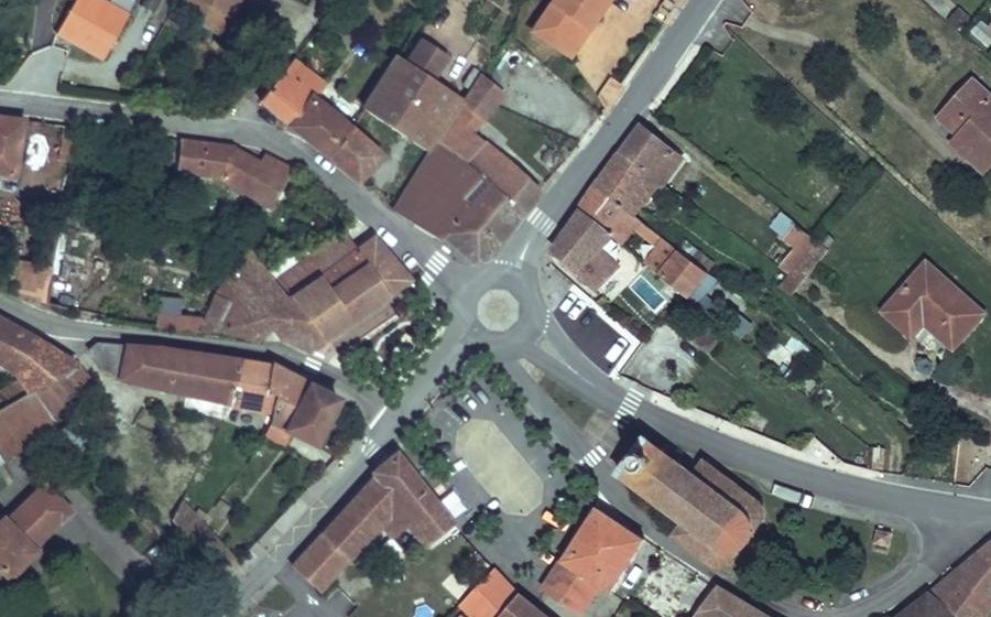 Vue aérienne du Rond-point anonyme n°128816521