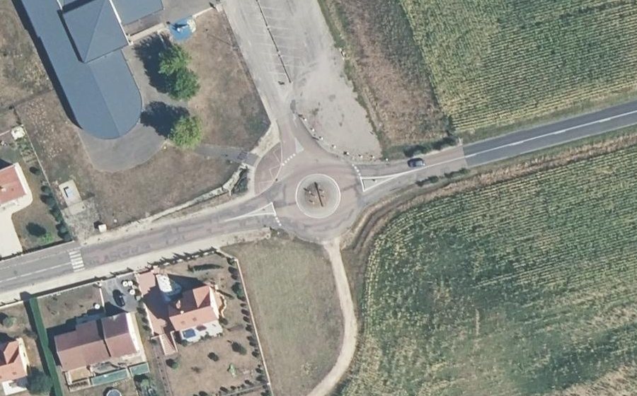 Vue aérienne du Rond-point anonyme n°128828808