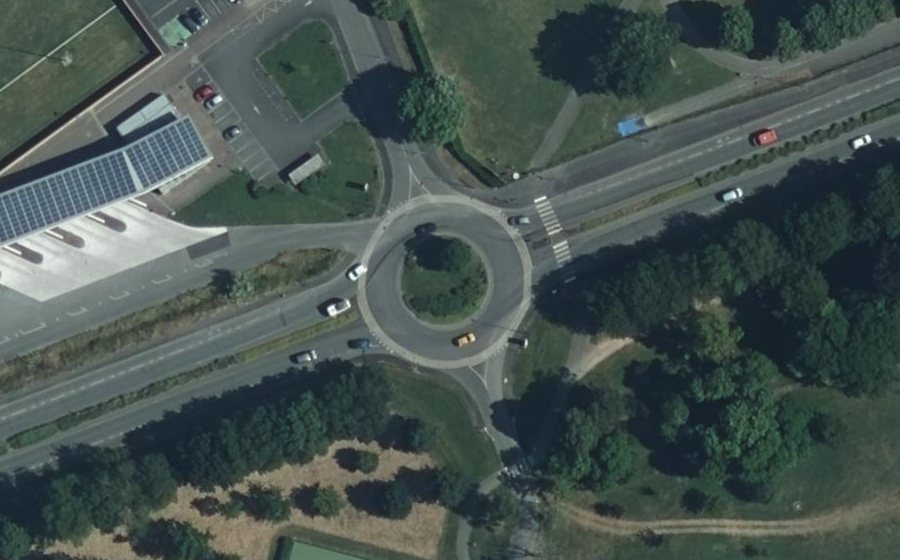 Vue aérienne du Rond-point anonyme n°128829097