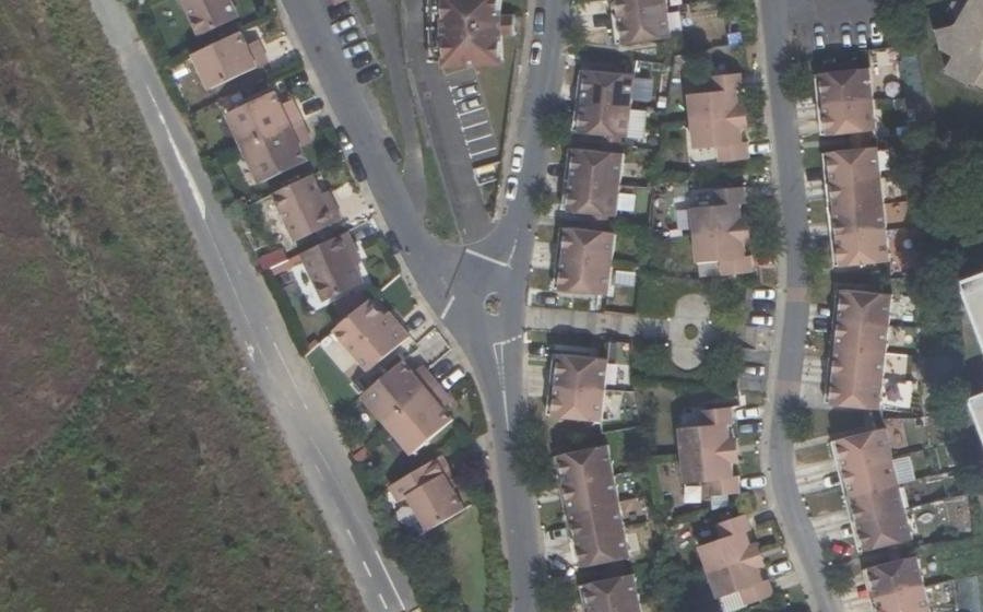 Vue aérienne du Rond-point anonyme n°128843026
