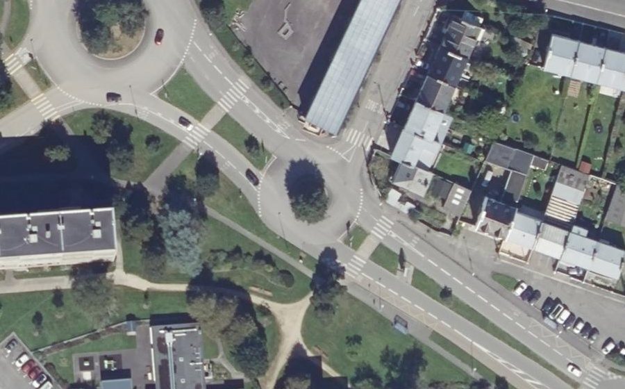 Vue aérienne du Rond-point anonyme n°128856878