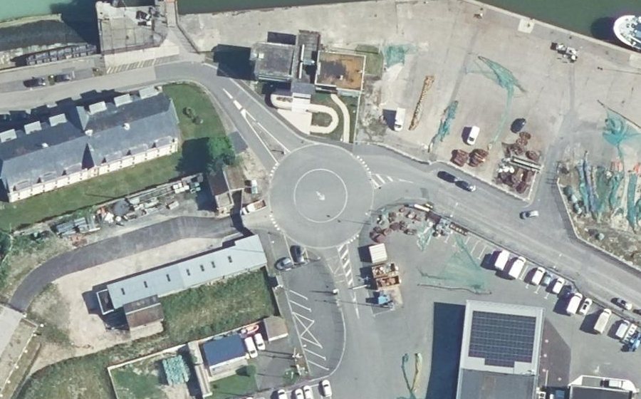 Vue aérienne du Rond-point anonyme n°128866265