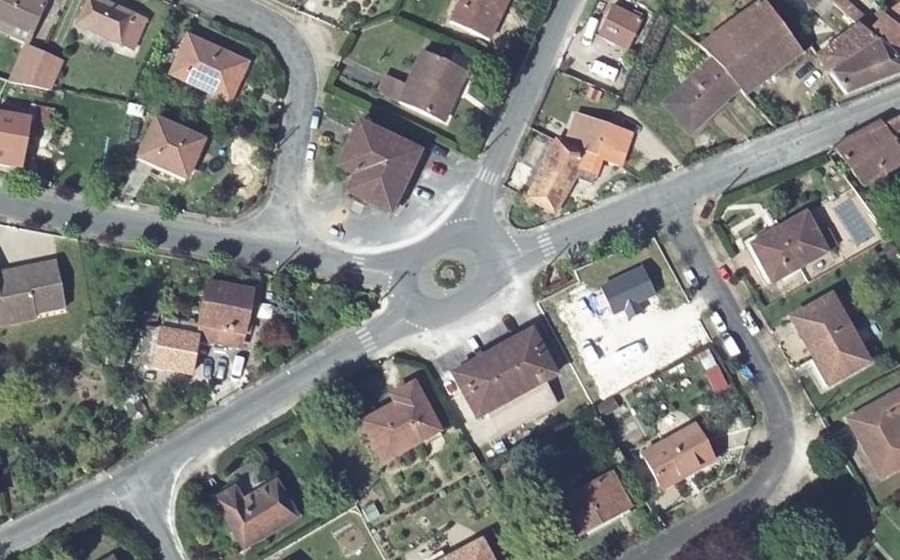 Vue aérienne du Rond-point anonyme n°128880141