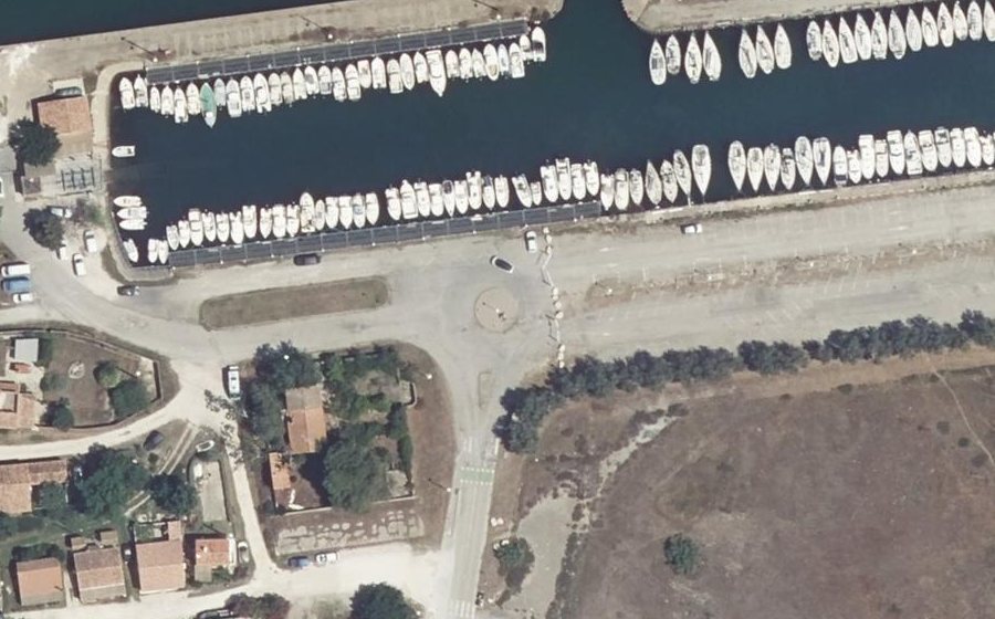 Vue aérienne du Rond-point anonyme n°128884045
