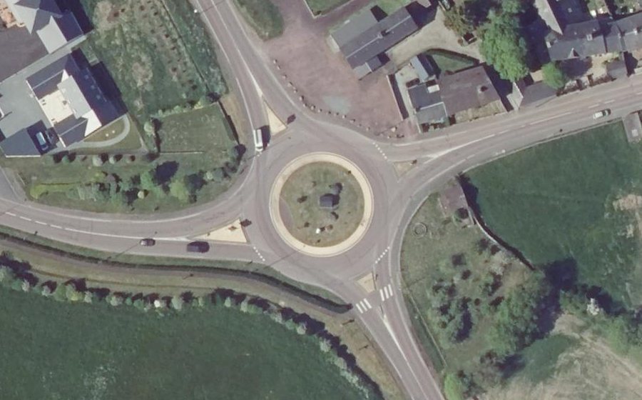 Vue aérienne du Rond-point anonyme n°128909823