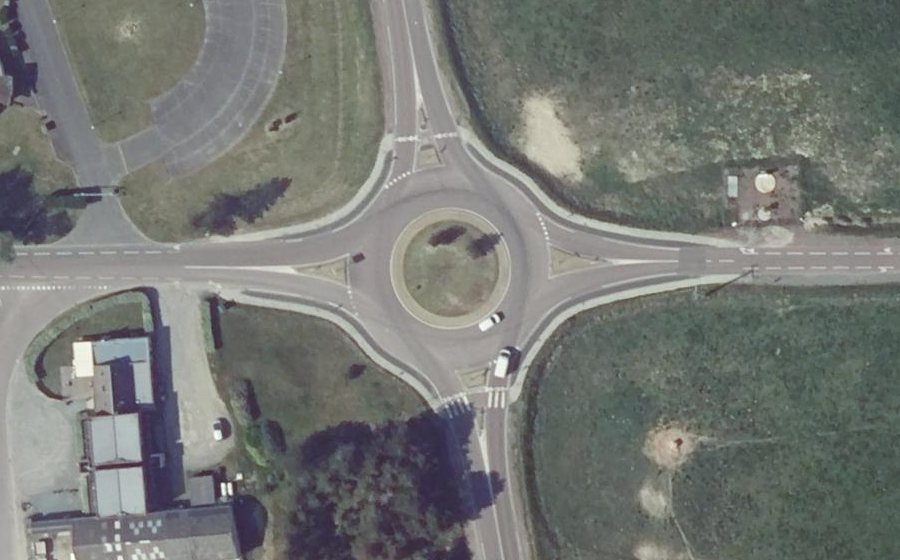 Vue aérienne du Rond-point anonyme n°128909824