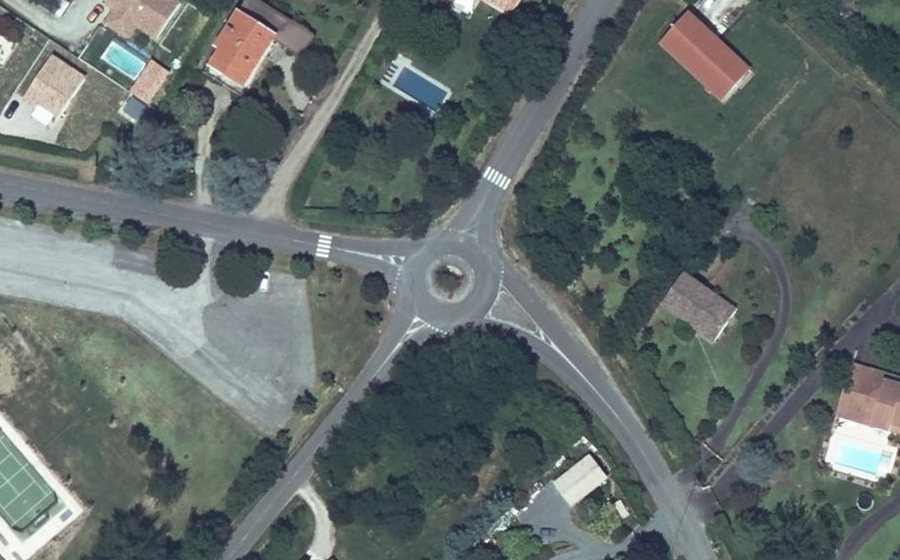 Vue aérienne du Rond-point anonyme n°128921561