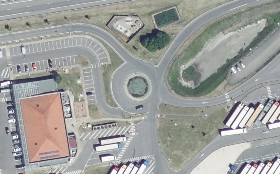 Vue aérienne du Rond-point anonyme n°128922629