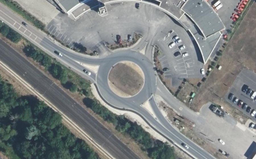 Vue aérienne du Rond-point anonyme n°128974865