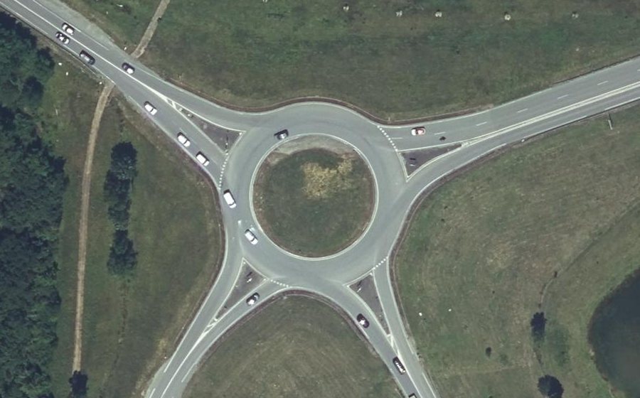 Vue aérienne du Rond-point anonyme n°128979673