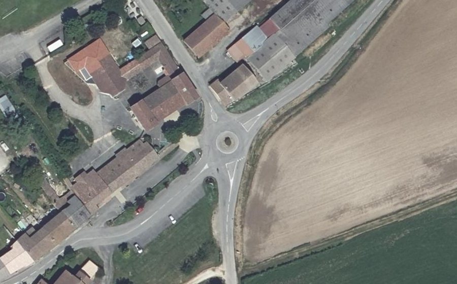 Vue aérienne du Rond-point anonyme n°128980507