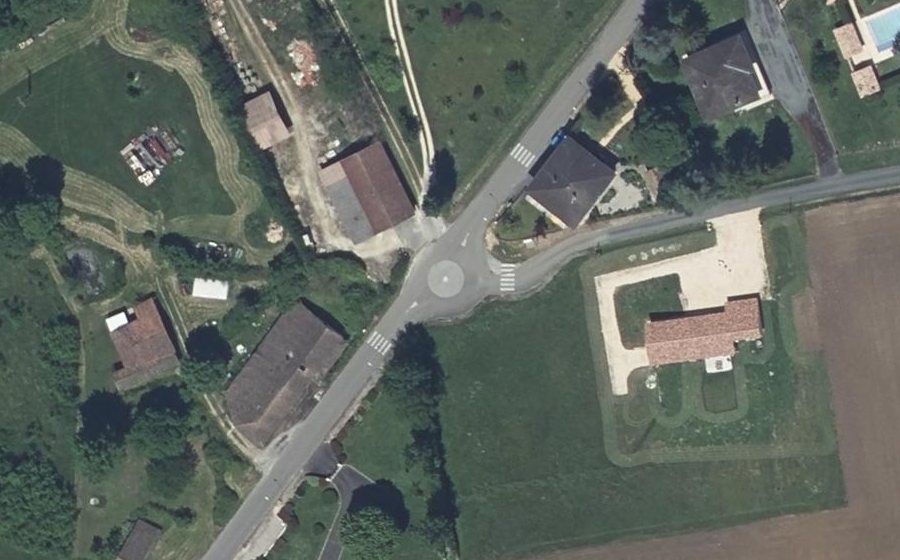 Vue aérienne du Rond-point anonyme n°128980641