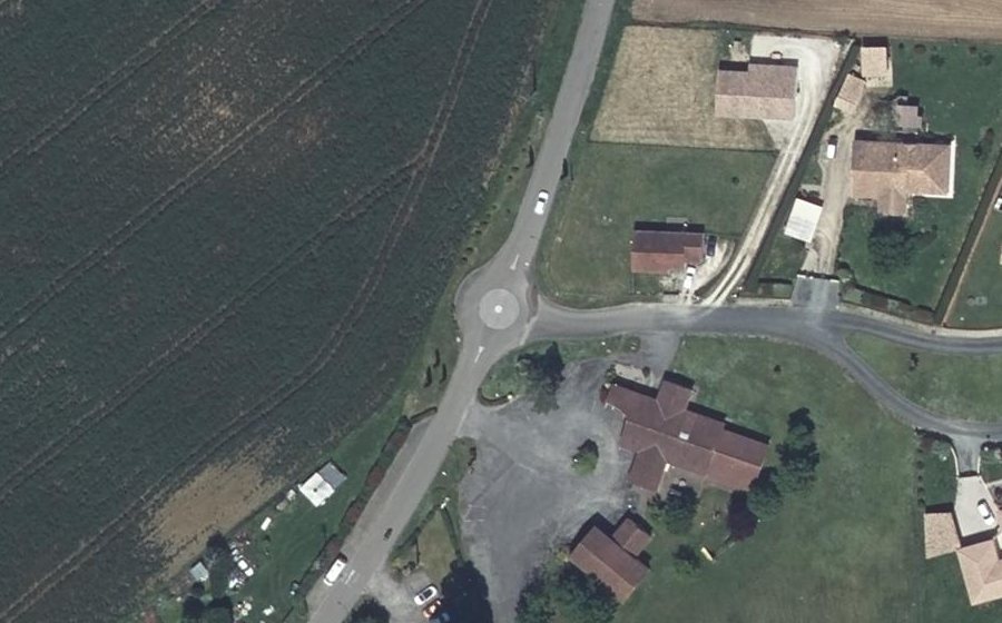 Vue aérienne du Rond-point anonyme n°128980745