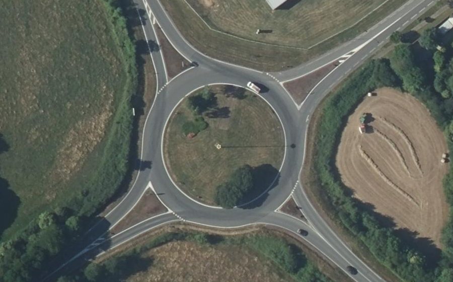 Vue aérienne du Rond-point anonyme n°128986912