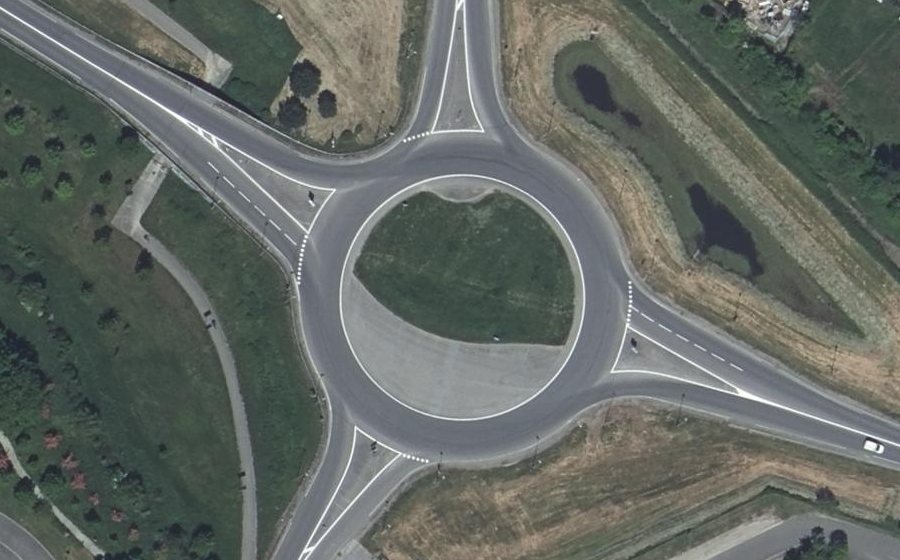 Vue aérienne du Rond-point anonyme n°129023257