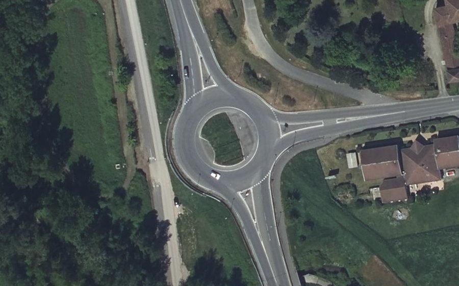 Vue aérienne du Rond-point anonyme n°129025098