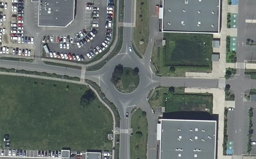 Vue aérienne du Rond-point anonyme n°129025843