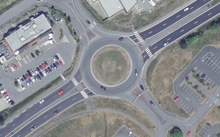 Vue aérienne du Rond-point anonyme n°129027613