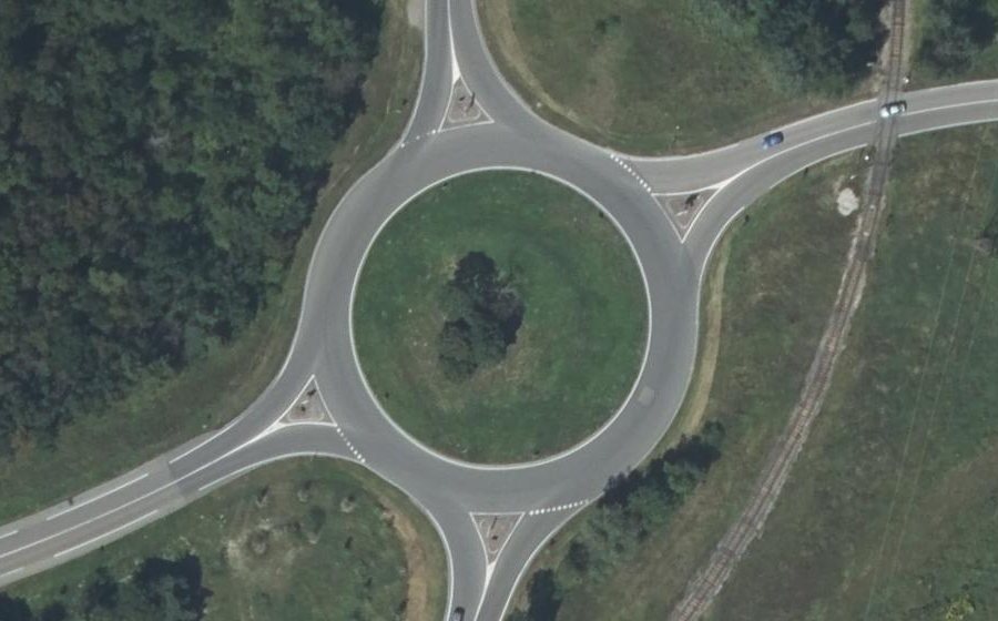 Vue aérienne du Rond-point anonyme n°129036281