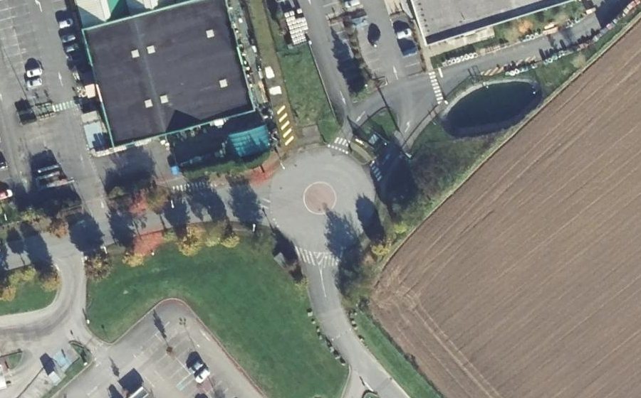 Vue aérienne du Rond-point anonyme n°1290750226