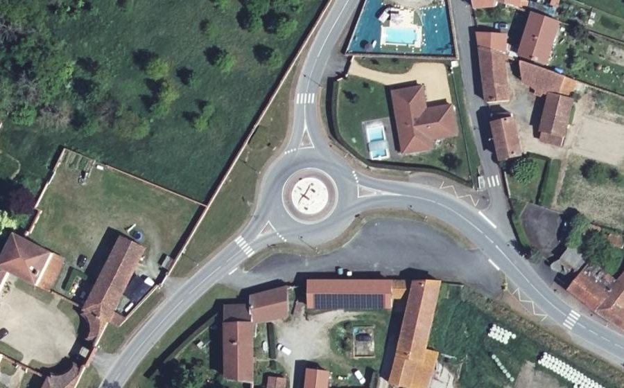 Vue aérienne du Rond-point anonyme n°129092152