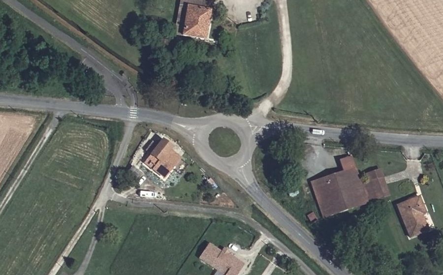 Vue aérienne du Rond-point anonyme n°129107566