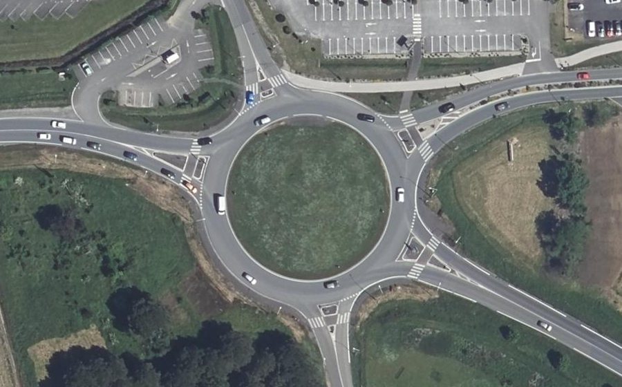 Vue aérienne du Rond-point anonyme n°129109301