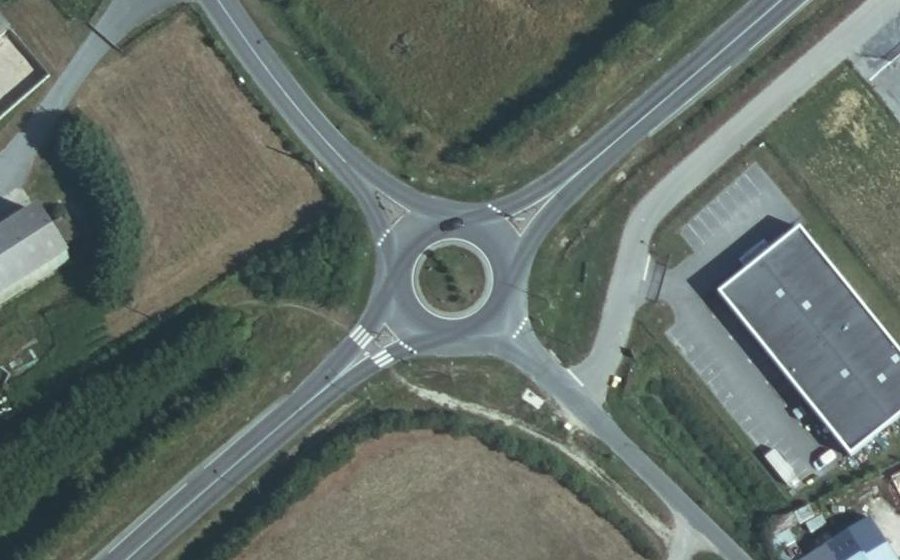 Vue aérienne du Rond-point anonyme n°129159798