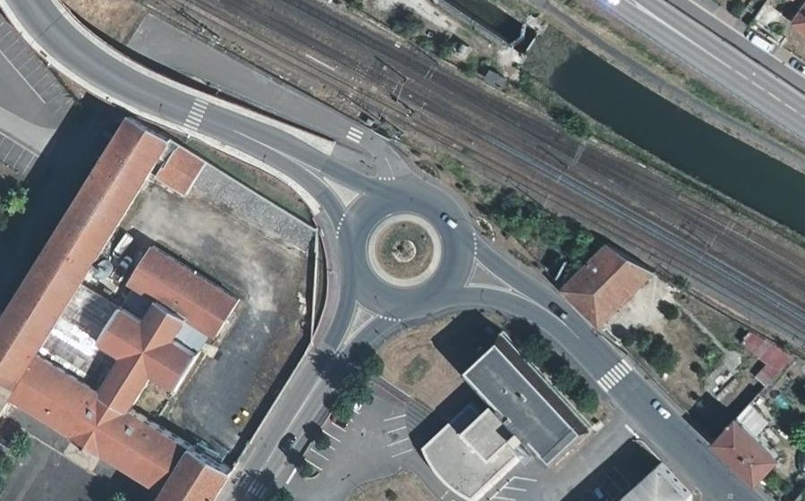 Vue aérienne du Rond-point anonyme n°129171543
