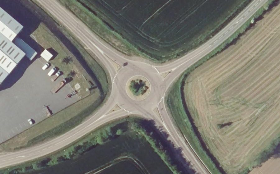 Vue aérienne du Rond-point anonyme n°129174943