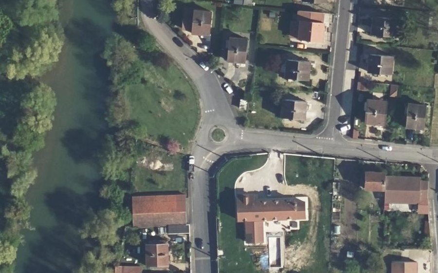 Vue aérienne du Rond-point anonyme n°129197807