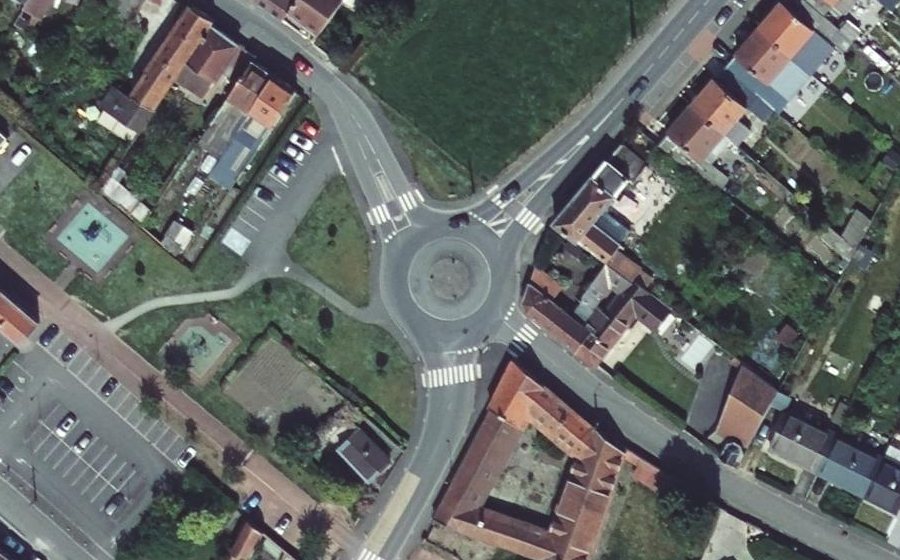 Vue aérienne du Rond-point anonyme n°129198014