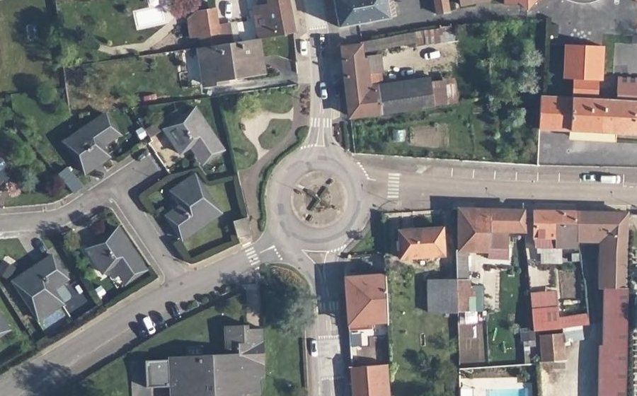 Vue aérienne du Rond-point anonyme n°129209450