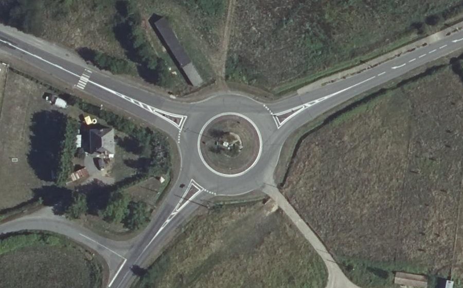 Vue aérienne du Rond-point anonyme n°129256830