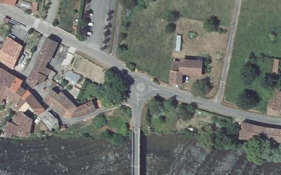 Vue aérienne du Rond-point anonyme n°129264711