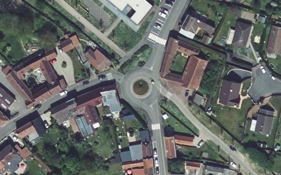 Vue aérienne du Rond-point anonyme n°129287398