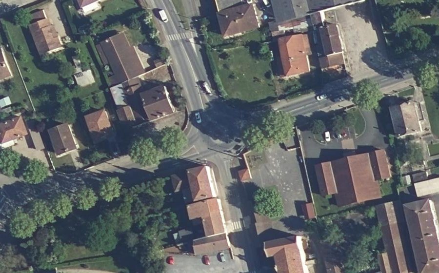 Vue aérienne du Rond-point anonyme n°129299511