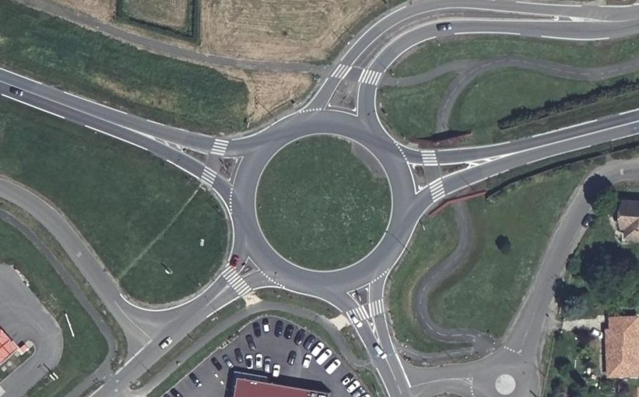 Vue aérienne du Rond-point anonyme n°129307785