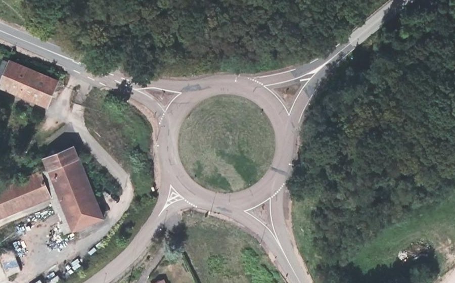 Vue aérienne du Rond-point anonyme n°129366305