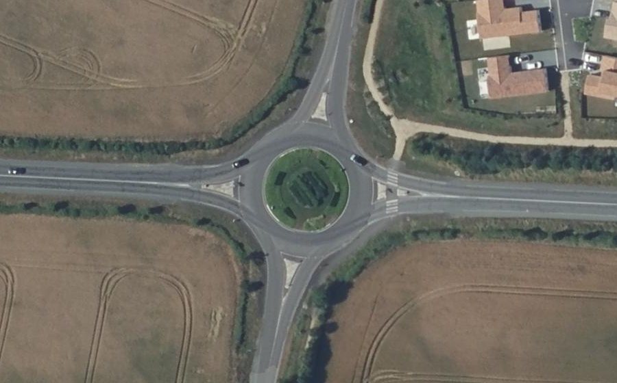 Vue aérienne du Rond-point anonyme n°129368344